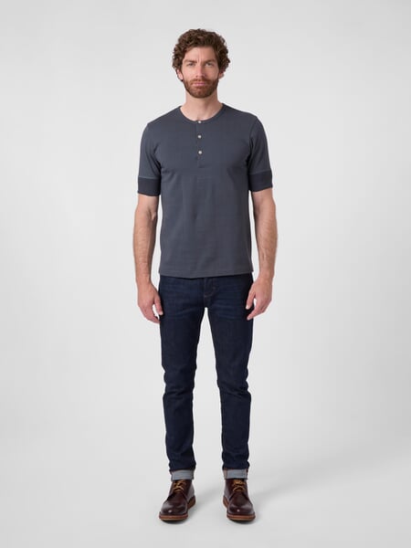 Herren-Henley-Shirt 2M07 Blaugrau, Tragebild
