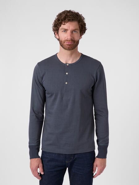 T-shirt Henley à manches longues pour homme 2M06 Bleu-gris, présenté sur un modèle