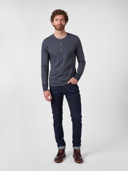 Herren-Henley-Langarmshirt 2M06 Blaugrau, Tragebild
