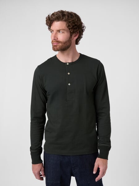 Herren-Henley-Langarmshirt 2M06 Dunkelgrün, Tragebild