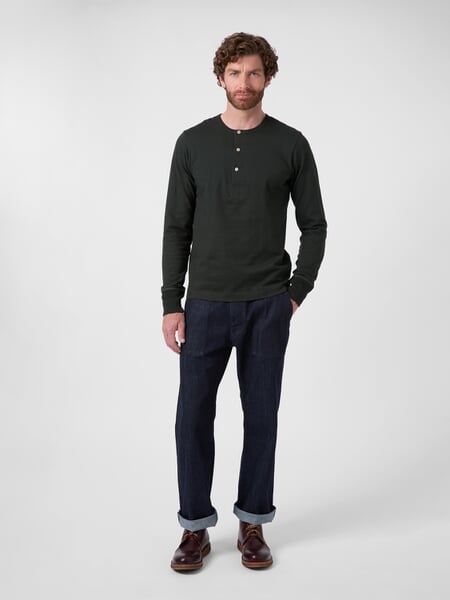 Herren-Henley-Langarmshirt 2M06 Dunkelgrün, Tragebild