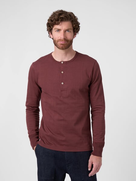 Herren-Henley-Langarmshirt 2M06 Weinrot, Tragebild