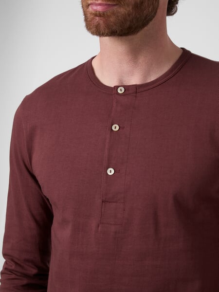Herren-Henley-Langarmshirt 2M06 Weinrot, Detailsicht