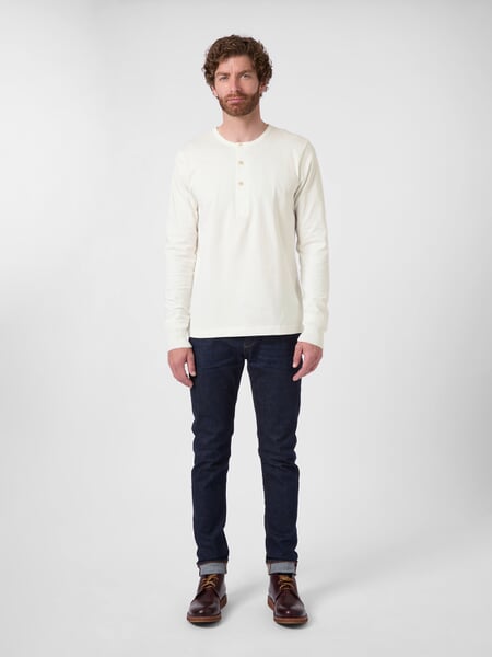 Herren-Henley-Langarmshirt 2M06 Weiß, Tragebild