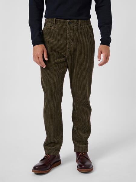 Herenbroek van corduroy Olive, gepresenteerd op een model