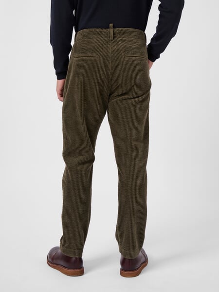 Herenbroek van corduroy Olive, gepresenteerd op een model