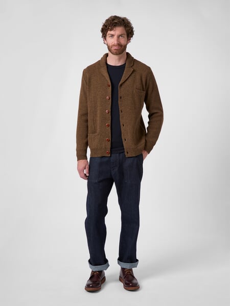 Herren-Strickjacke Hellbraun, Tragebild