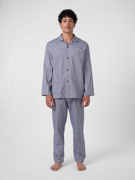 Herren-Flanellpyjama Fischgrat Blau, Tragebild