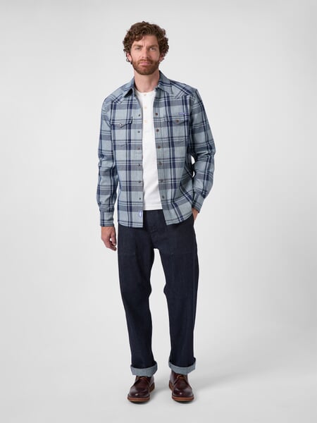 Herenoverhemd met geruit patroon blauwtinten, gepresenteerd op een model