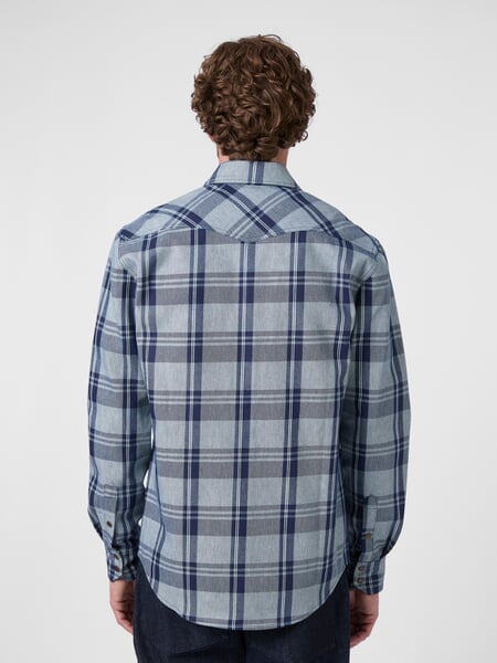 Herenoverhemd met geruit patroon blauwtinten, gepresenteerd op een model