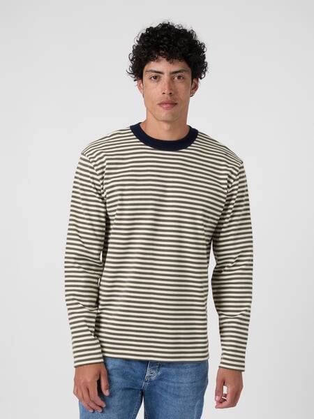 Herren-Ringel-T-Shirt Offwhite-Oliv, Tragebild