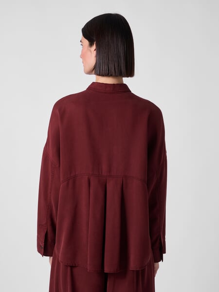Chemisier pour femme Bordeaux, présenté sur un modèle