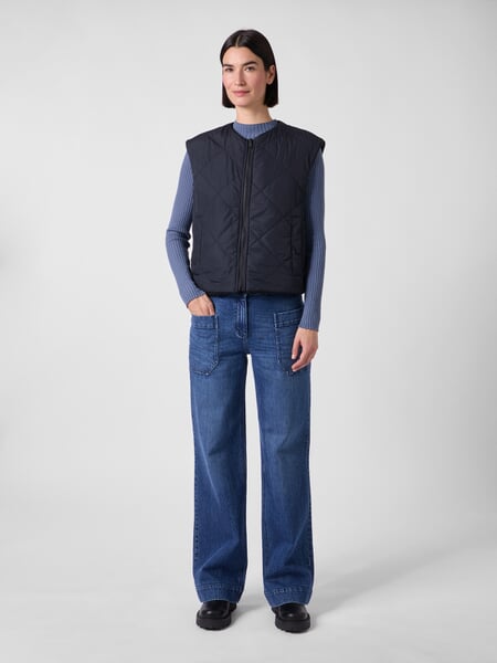 Omkeerbaar damesvest Nachtblauw, gepresenteerd op een model
