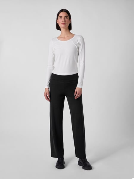 Damesgebreide broek Zwart, gepresenteerd op een model