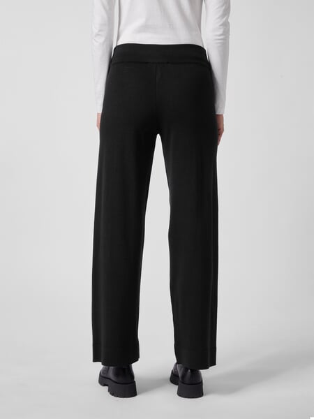 Pantalons en maille pour femmes Noir, présenté sur un modèle