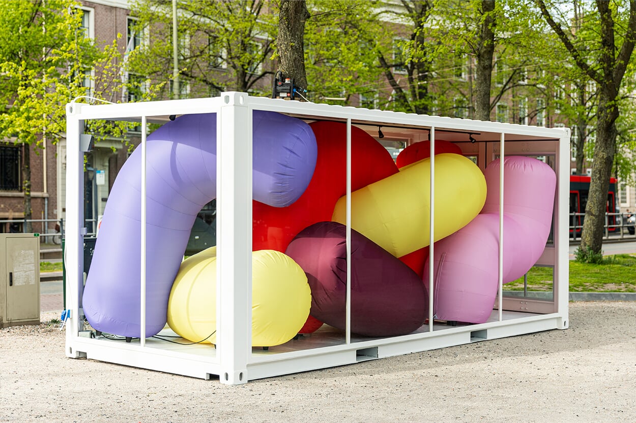 Installation „Compressed Cylinders“ von Raw Color, Den Haag 2023