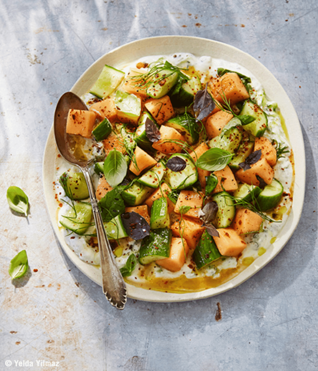 REZEPT FÜR GURKEN-CANTALOUPE-SALAT MIT MINZE-JOGHURT