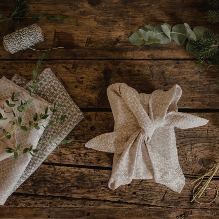 Furoshiki Geschenketuch, Geschenk in Geschirrtuch verpackt