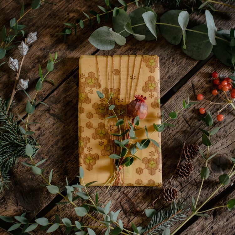 Beeswax cloth as wrapping paper