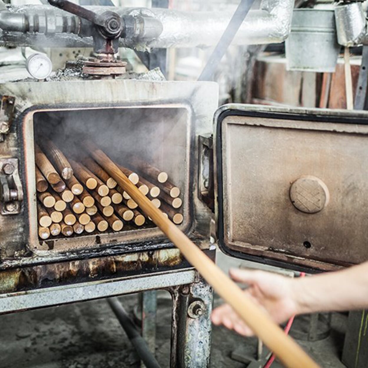 Fabrication de meubles en bois courbé TON