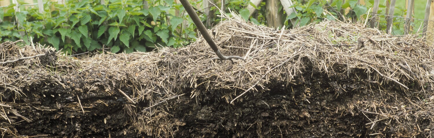 Kompost umsetzen und Kompostmieten abdecken Manufactum Gartenjahr