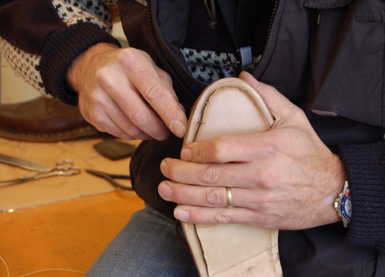 Herstelling van schoenen door een specialist