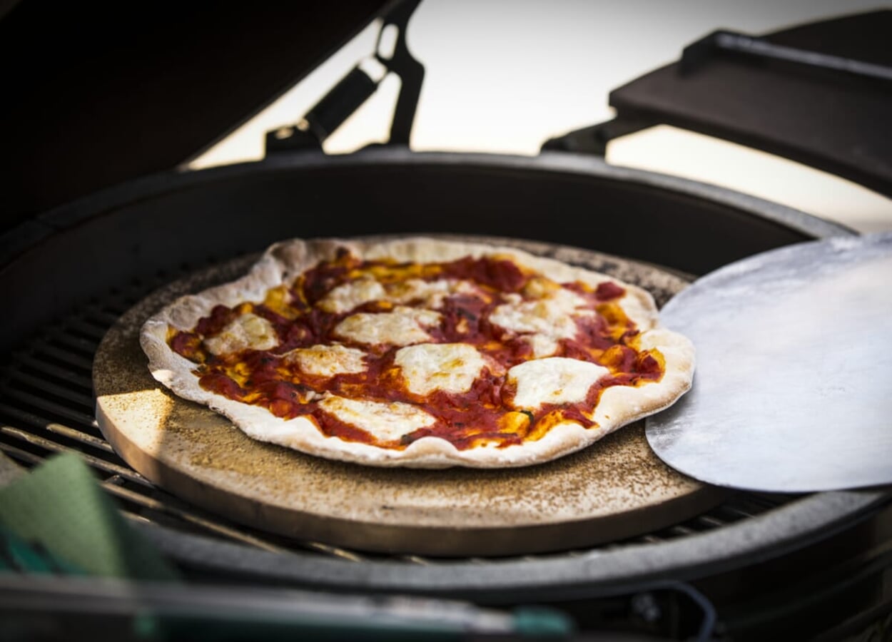 Bake pizza with the Big Green Egg