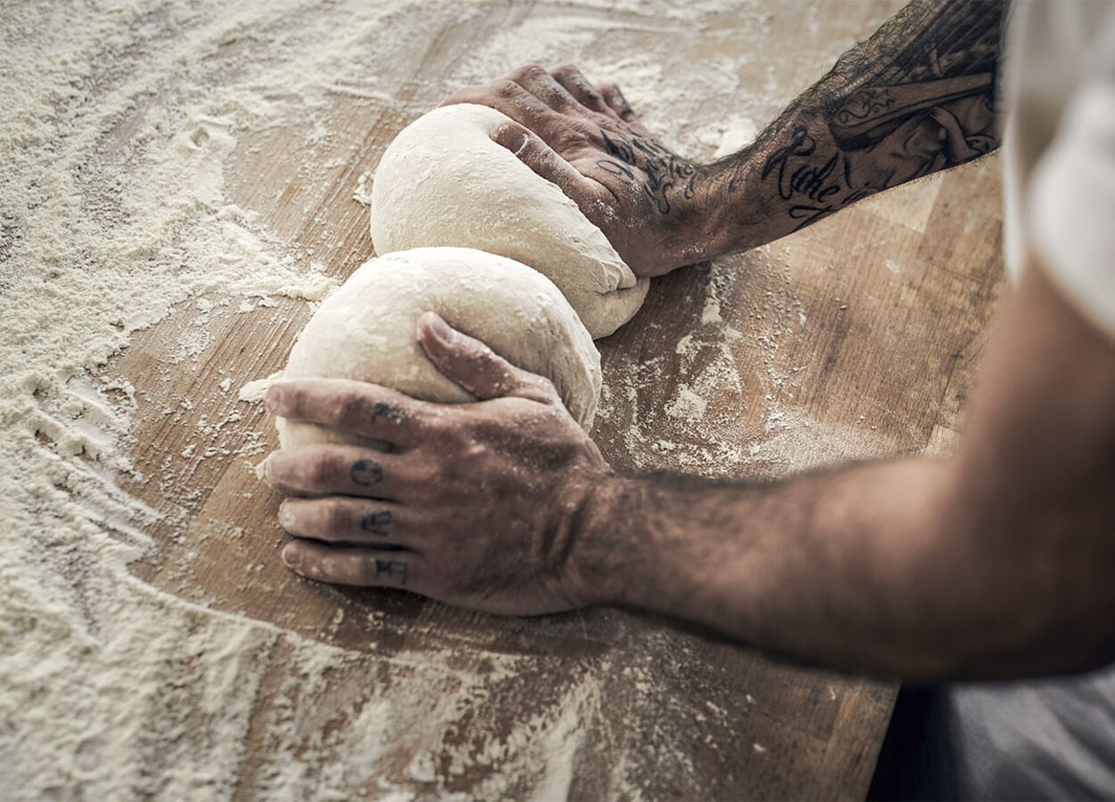 Sauerteig von Hand kneten