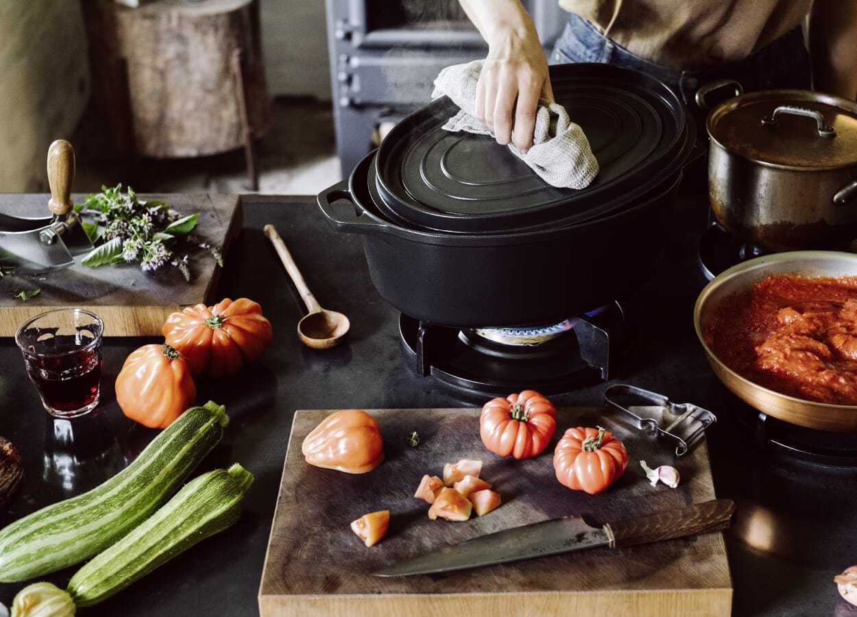Préparation d'un plat d'automne dans la cocotte en fonte émaillée d'Invicta
