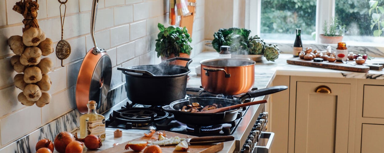 Préparation d'un plat d'automne dans une cocotte en fonte émaillée Invicta