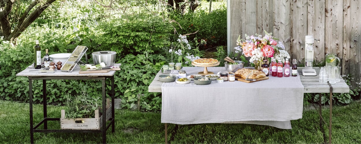 Zubereitung von kalten Speisen auf einem Gartentisch für frische Sommerküche