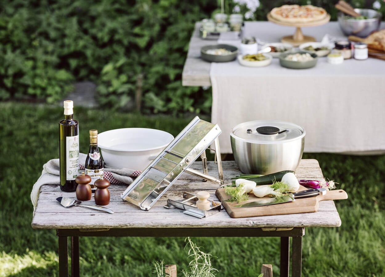 Zubereitung von kalten Speisen auf einem Gartentisch für frische Sommerküche