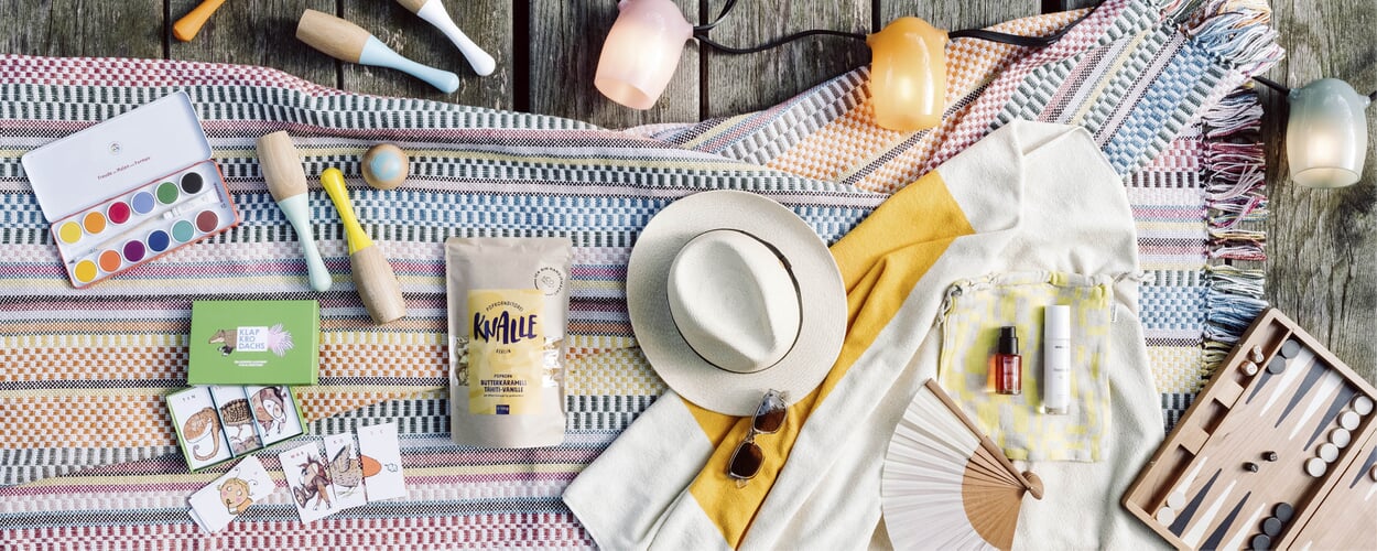 Picknickdecke mit nützlichen Accessoires für den Sommer
