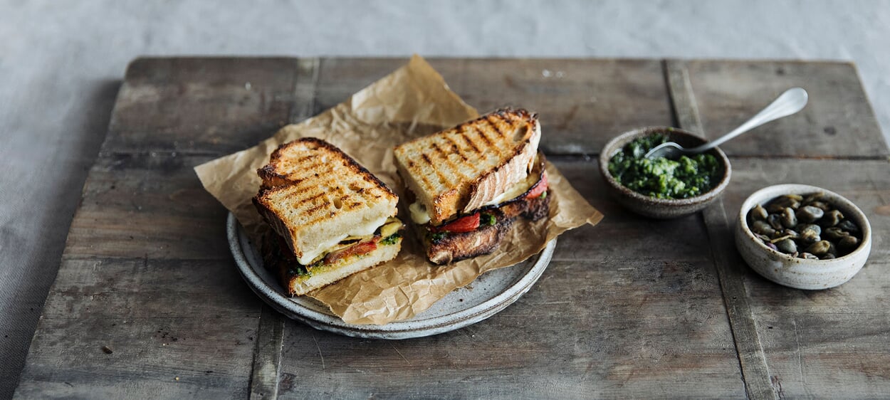 Panini aux légumes grillés, pesto de basilic, mozzarella et câpres salées