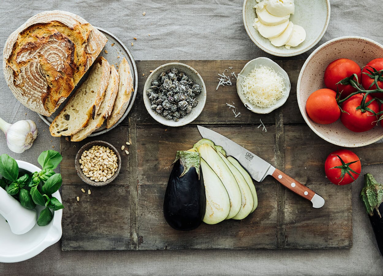 Panini met gegrilde groenten, basilicumpesto, mozzarella en gezouten kappertjes