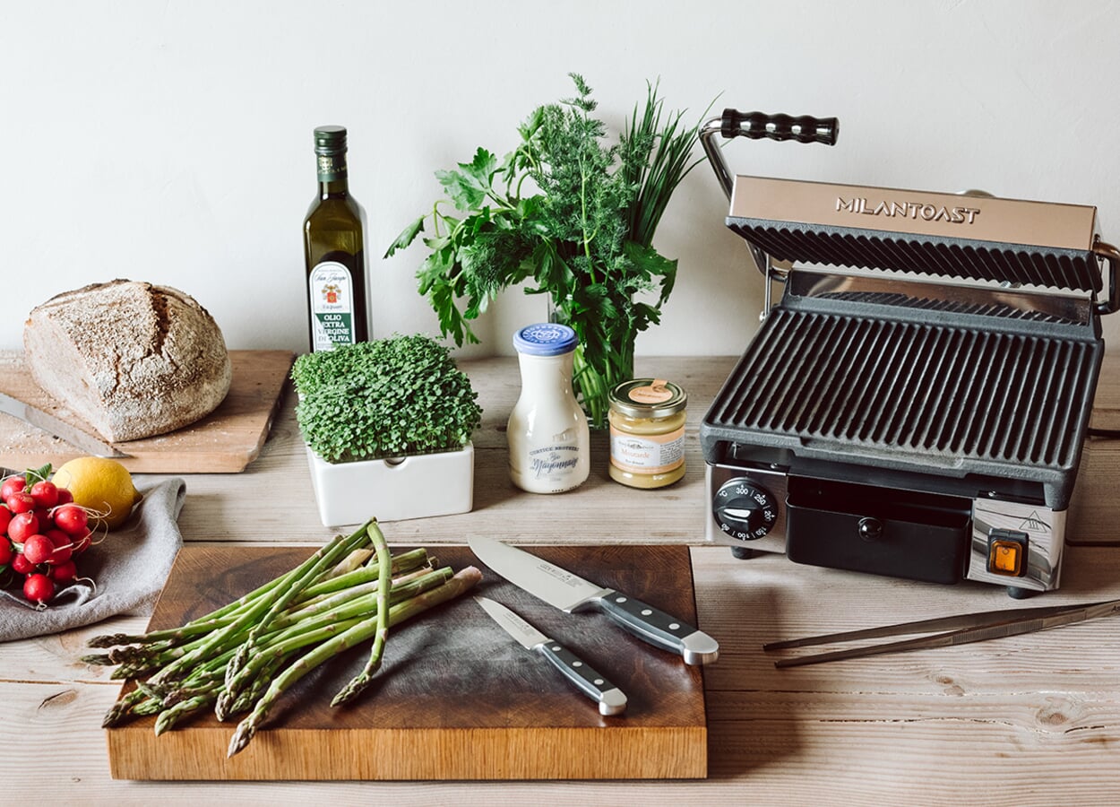 Gegrilde asperges op geroosterd zuurdesembrood