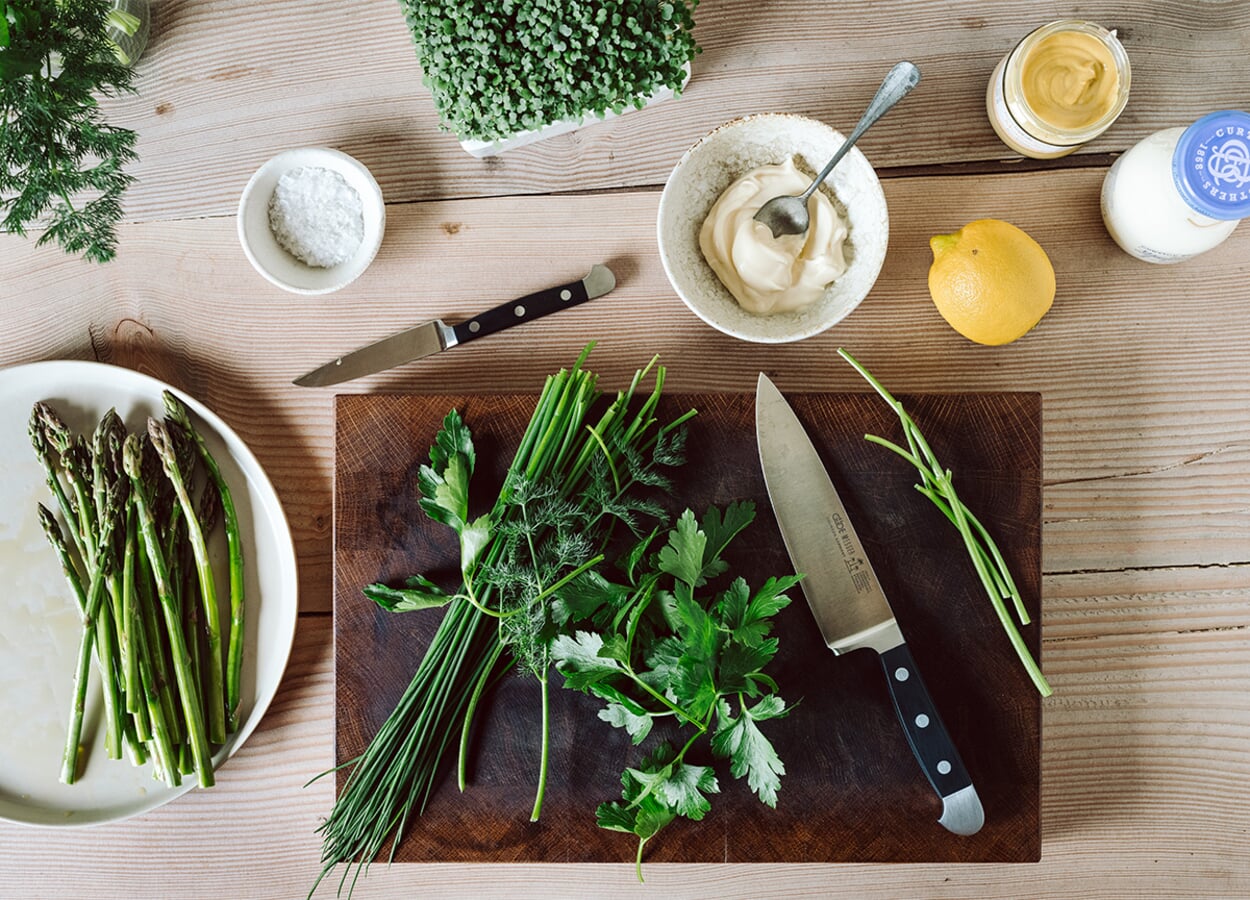 Asperges grillées sur pain au levain grillé