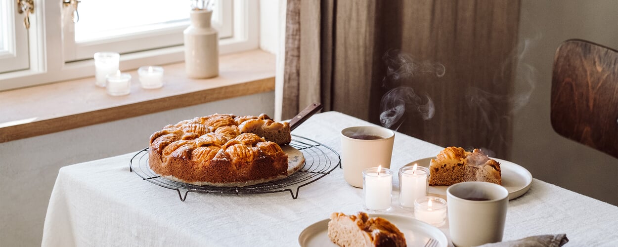 Table with apple pie