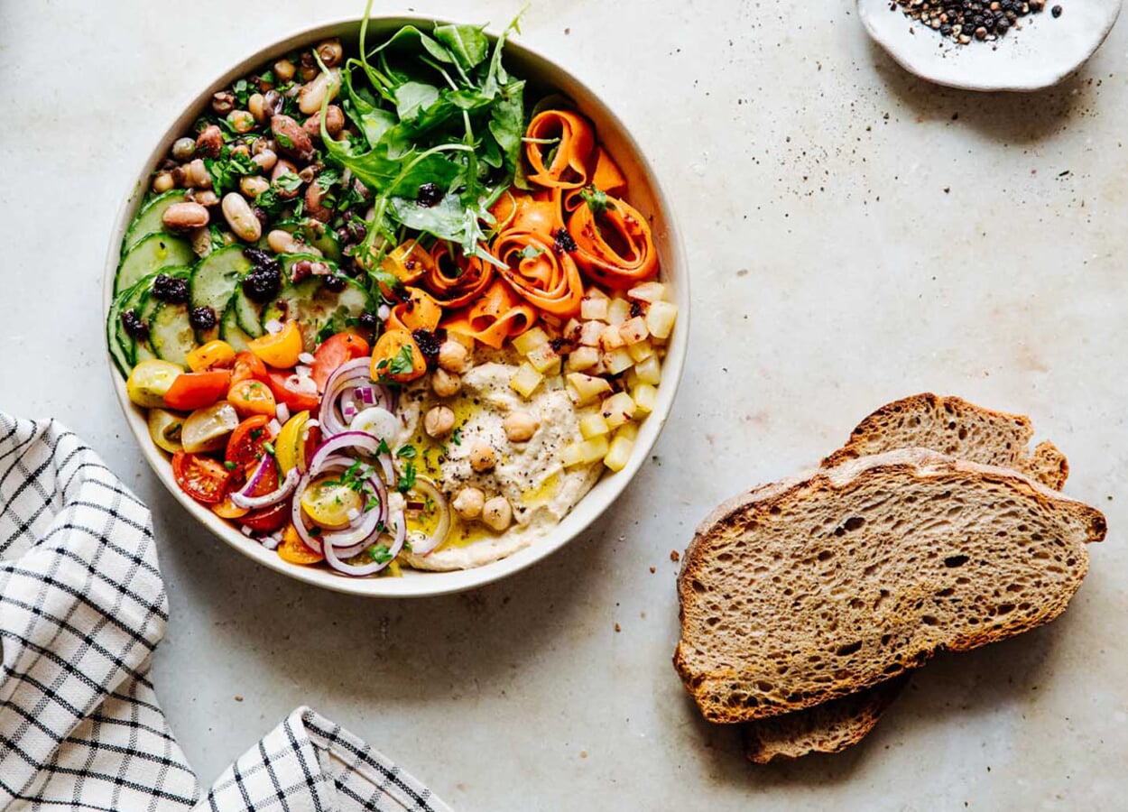 Houmous et bols de légumes