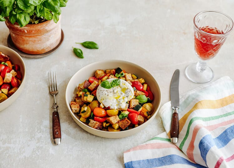 Schaal met broodsalade en burrata