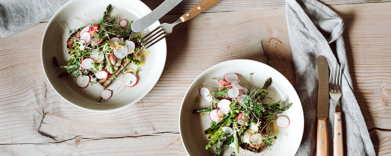 Gegrilde asperges op geroosterd zuurdesembrood