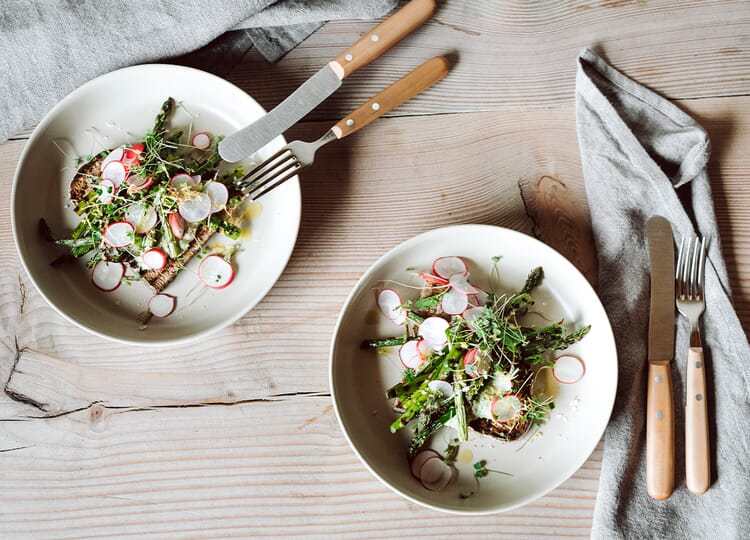 Gegrilde asperges op geroosterd zuurdesembrood