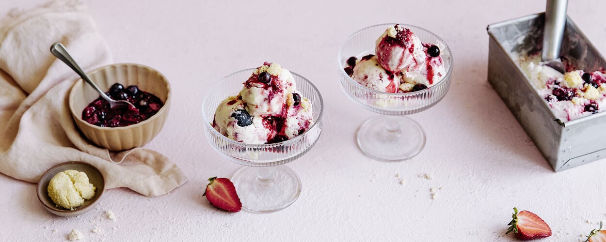 Joghurt-Beeren-Eis mit Amaretti