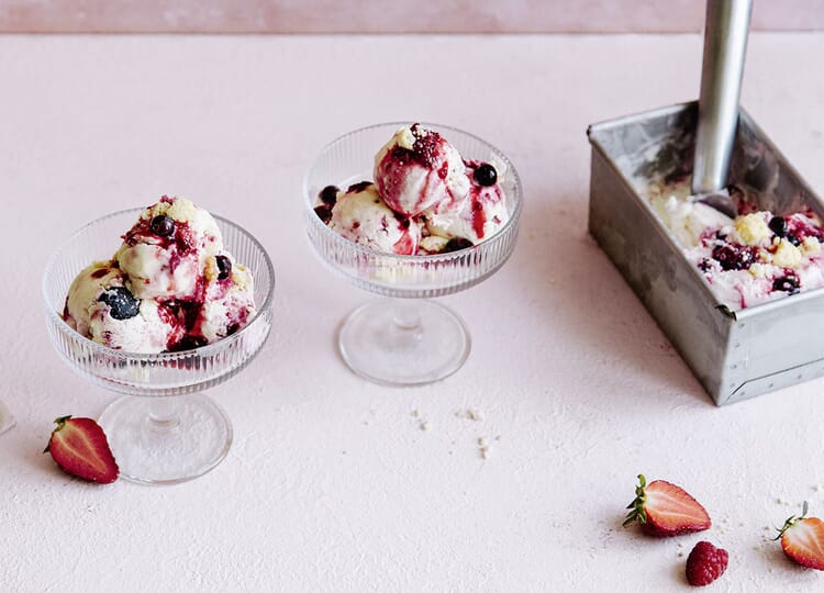 Glace au yaourt et aux baies avec amaretti