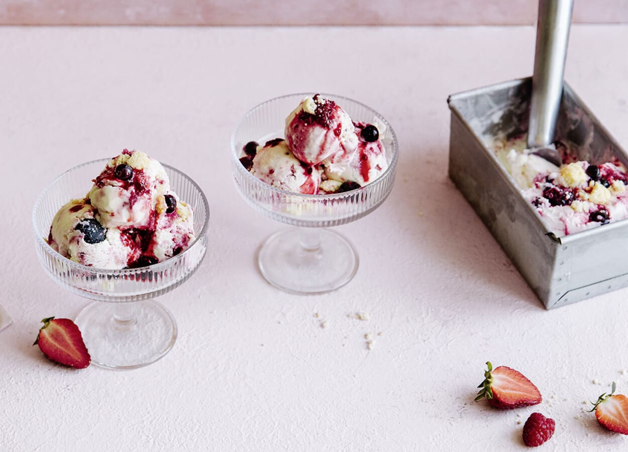 Joghurt-Beeren-Eis mit Amaretti