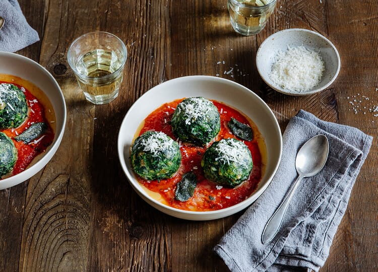 Spinatknödel mit Tomatensauce