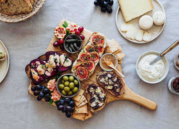 Brotzeit-Platte mit Cashew-Creme, Portwein und Feigen sowie Rote-Bete-Stulle mit Ziegenkäse