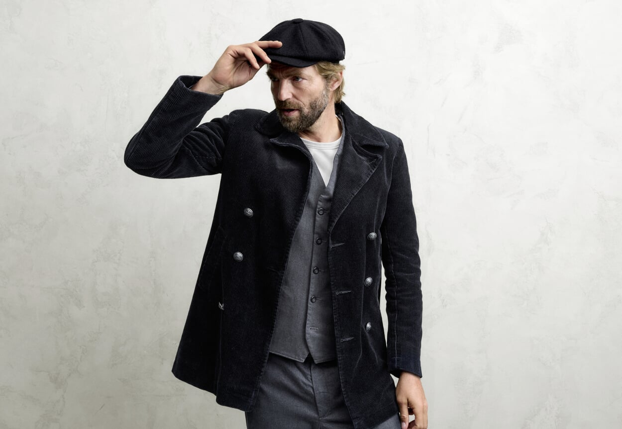 Man in een blauwgrijze herfstlook