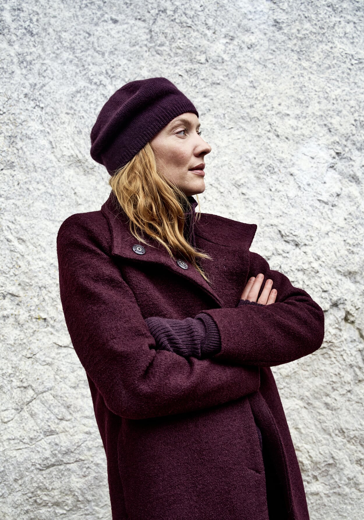 Dame in bordeauxrode herfstkleding