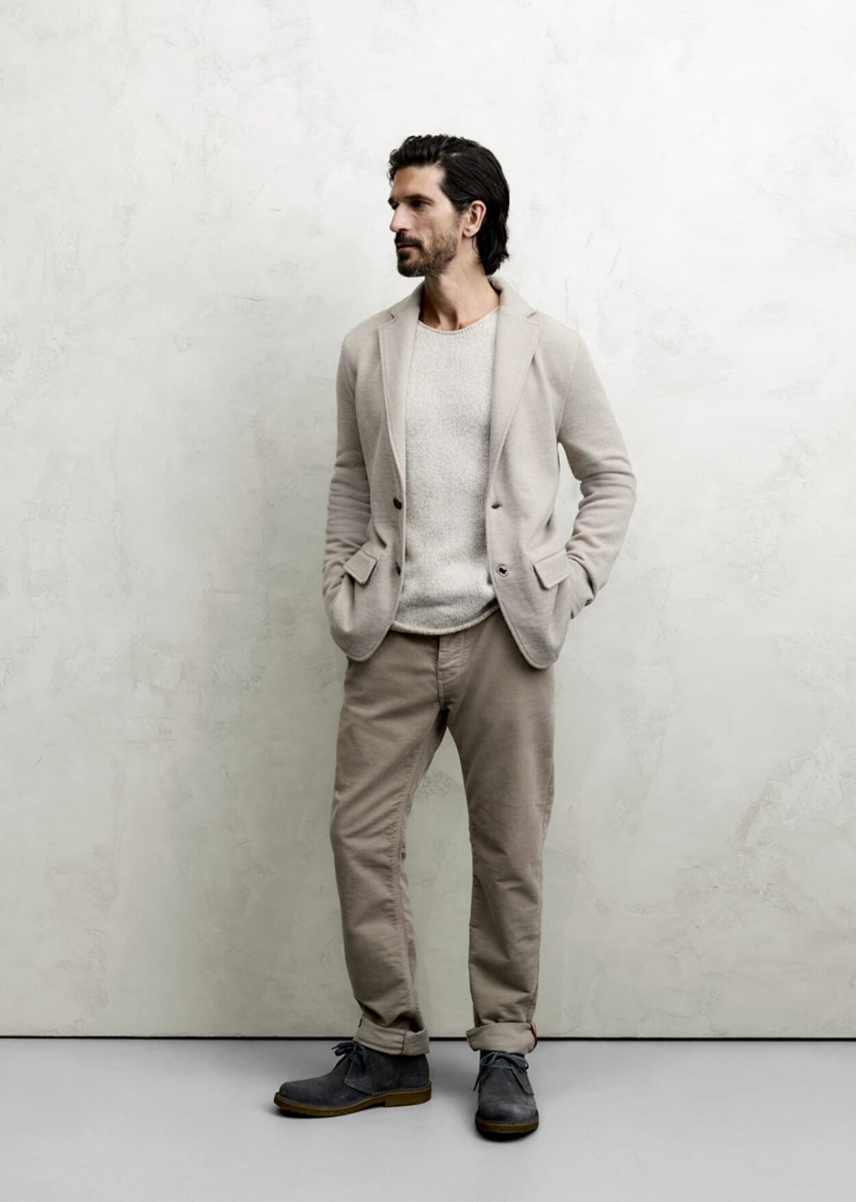 Herenmodel in beige herfstoutfit
